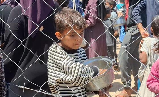 Un niño palestino en Gaza tras recibir una comida durante la distribución de alimentos en el centro de Gaza.